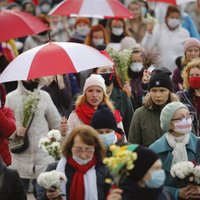 Minskā aizturētas sieviešu demonstrācijas dalībnieces