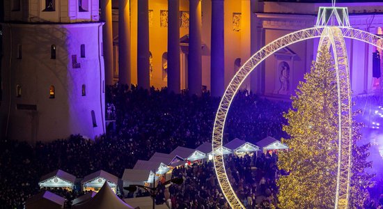 ФОТО. Вильнюс продолжает удивлять: на главной площади установили елку в форме гигантской елочной игрушки