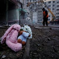 "Я находил только умерших". Истории жителей дома, разрушенного российской ракетой в Днепре