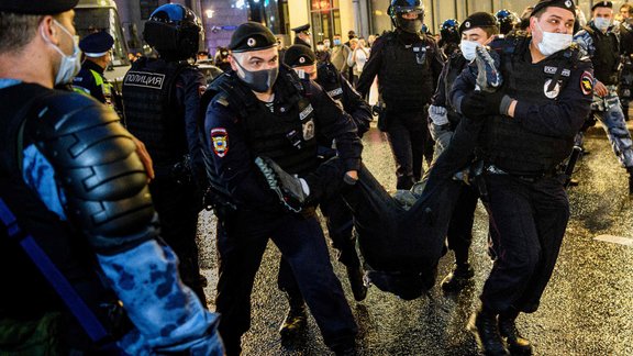 Maskavā protestos pret Krievijas konstitūcijas grozījumiem aizturēti 142 cilvēki - 1