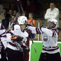 Latvijas U-20 hokejisti arī otrajā PČ spēlē piedzīvo smagu zaudējumu