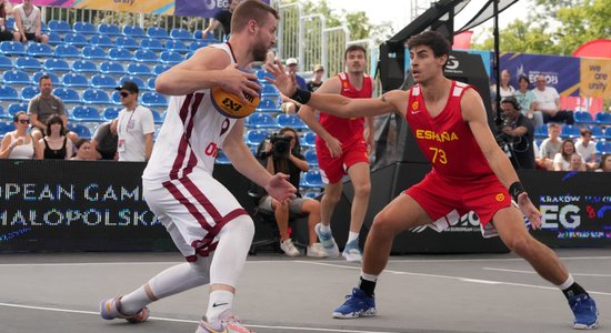 Latvija piedzīvo zaudējumu Eiropas spēļu 3x3 basketbola spēlē; pusfinālā tiksies ar Lietuvu