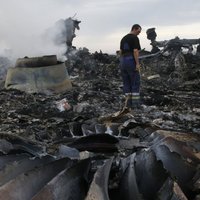 Nīderlandes tiesa atzīst trīs apsūdzētos par vainīgiem Malaizijas lidmašīnas notriekšanas lietā