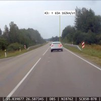 Video: Nepilngadīgais Daugavpilī ar zagtu auto no policijas bēg ar 162 km/h