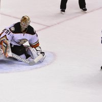 Ķēniņa 'Canucks' 'bullīšos' uzveic Anaheimas 'Ducks; Gudļevski atkal nosūta uz AHL