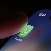Мошенники в Латвии активно используют WhatsApp: к схемам обмана начали подключать "курьеров"