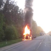 ВИДЕО: На шоссе рядом с Рижской ГЭС загорелся грузовик