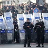 Ankarā nakts laikā atlaisti 350 policisti