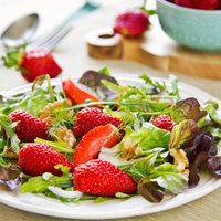 Pieci veselīgi varianti salātu mērcēm un aizdaram