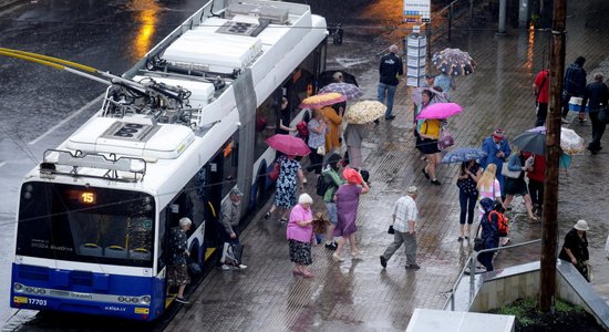 Augot būvmateriālu cenām, galvaspilsēta iepirks jau gatavas sabiedriskā transporta pieturvietas