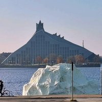 Uz laiku demontēts krāsu mainījušais pretkorupcijas kampaņas objekts – aisbergs Daugavā