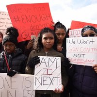 Foto: Skolēni ASV masveidā protestē pret ieročiem un vardarbību