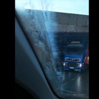 Video: Zem Akmens tilta iestrēgst kravas auto
