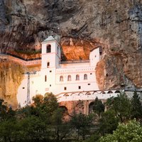 Ostrogas klosteris Melnkalnē, kas iegūlies klintī