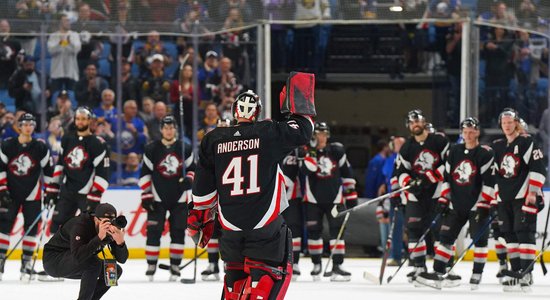 Video: 'Sabres' vārtu vīrs Andersons emocionāli noslēdz karjeru, Tēvss ar golu atvadās no 'Blackhawks'