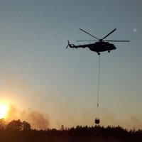 Video: Kā NBS ar helikopteru dzēš meža ugunsgrēku Valdgales pagastā