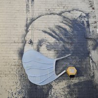 Benksija darbs Bristolē tiek pie pandēmijas sejas maskas