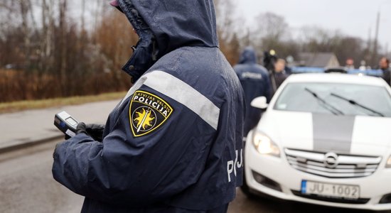 Svētku brīvdienās policija sola īpaši uzraudzīt, lai šoferi nebrauc reibumā