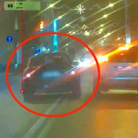 Video: Rīgā centrā bēgošs "Audi" vadītājs tiek pie 11 sodiem 3595 eiro apmērā