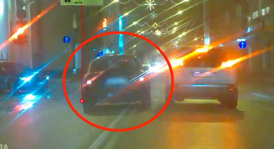 ВИДЕО. В центре Риги водитель Audi попытался скрыться от полиции и заработал 11 штрафов на 3595 евро