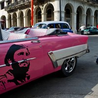 Dienas ceļojumu foto: Rozā amerikāņu auto ar Kastro portretu uz sāniem