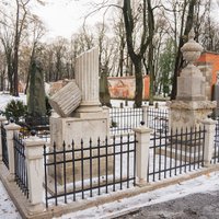 Foto: Lielajos kapos restaurēti Rīgas patriciešu – Vērmaņu dzimtas – pieminekļi