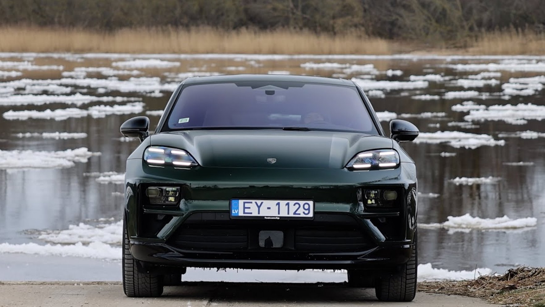 Video: Ar kādām tehnoloģijām ir aprīkots jaunais "Porsche Macan Turbo"