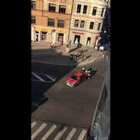 Video: Ugunsdzēsēji saglābj Avotu ielā aizdegušos auto