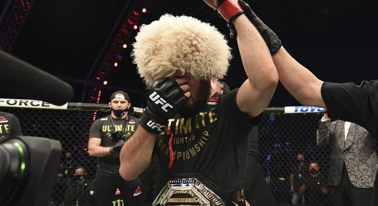 Nurmagomedovs nepārspēts arī 29. cīņā un emocionāli paziņo par UFC karjeras beigām