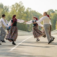 Foto: Rāmniekos atklāts pārbūvētais tilts pār Gauju