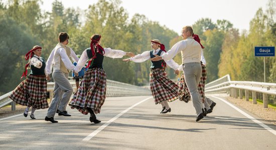 Foto: Rāmniekos atklāts pārbūvētais tilts pār Gauju