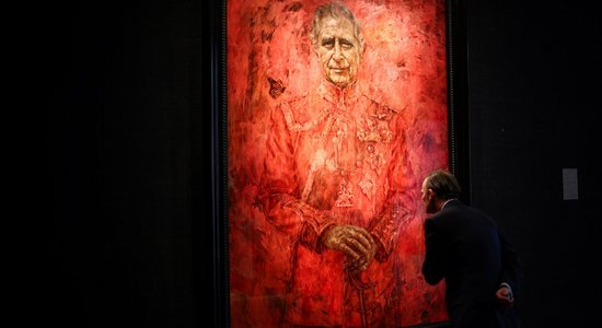 Cilvēkus visā pasaulē mulsina karaļa Čārlza portrets asinssarkanā krāsā