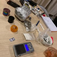 Foto: Policija pie 'Telegram' narkodīlera atrod marihuānu un 'Xanax'