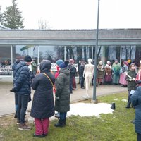 'Nav darba – nav cilvēku!': ar dziesmām un maskām Talsos protestē pret budžeta cirpšanu