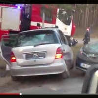 Video: Pie Baložiem sadūrušās četras automašīnas