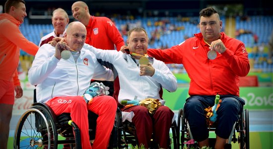 Foto: Apinis līksmo Rio olimpiskajā stadionā