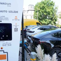 Rīgā atklāta Baltijas valstīs jaudīgākā elektroauto uzlādes stacija