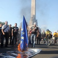 Противники введения евро в Латвии сожгли в Риге флаг ЕС