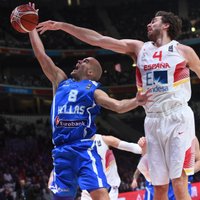 Spānija dramatiskā cīņā devīto reizi pēc kārtas iekļūst 'Eurobasket' pusfinālā