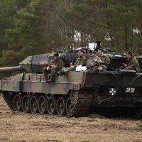 Berlīne gatava piegādāt tankus Ukrainai tikai reizē ar ASV, saka avots