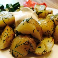 Sviestā cepti jaunie kartupeļi ar dillēm