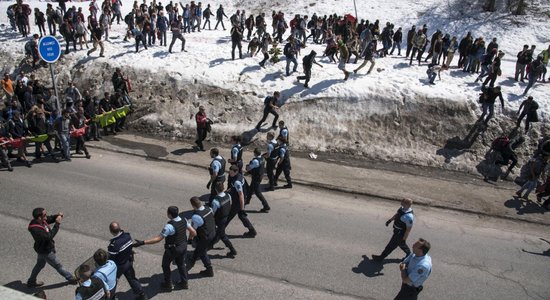 Galēji labējie demonstranti bloķē Francijas-Itālijas robežpāreju