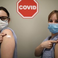 Polijā vakcīnu trūkuma dēļ vairākas slimnīcas aptur vakcināciju