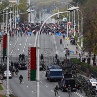 Minskā daudzi tūkstoši protestētāju pieprasa Lukašenko atkāpšanos
