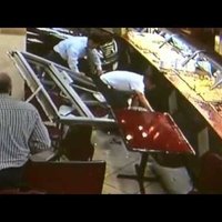Video: Džips iebrauc restorānā un ievaino 10 cilvēkus
