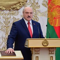 Par spīti 'velnišķīgiem grūdieniem': negaidīti notikusi Lukašenko inaugurācija amatā