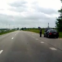 Lasītājs: Uz Daugavpils šosejas autovadītājus stādina aizdomīgs vīrietis