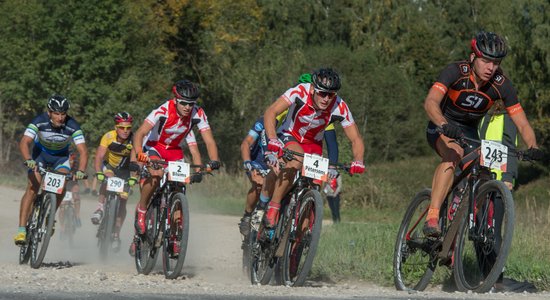 SEB MTB maratona Ikšķiles posmā uzvar Pētersons, kopvērtējuma triumfs Vosekalnam