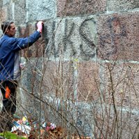 Čakstes pieminekļa apgānītāji, iespējams,'sveicinājuši' Uzvaras pieminekļa 'nojaucēju' Ruku