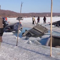 Video: Vladivostokā vienlaicīgi 30 makšķernieku auto ielūzuši ledū